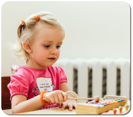 Kind mit Cochlea Implantat Audiologie